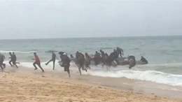 Flüchtlingsboot am Badestrand