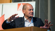 Lohnplus bietet Lehrstoff: Im Wahlkampf war Olaf Scholz als Kanzlerkandidat noch zu Gast bei der IG Metall Völklingen.