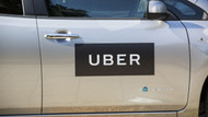 Ein Uber-Fahrzeug in London ist abgebildet. Ein Uber-Fahrzeug in London ist abgebildet.