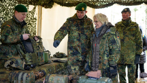 Verteidigungsministerin: „Persönliche Ausrüstung der Truppe hat Priorität“