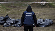 Ukraine, Butscha: Ein Ermittler trägt eine Weste mit der Aufschrift «War Crimes Prosecutor» («Ankläger für Kriegsverbrechen»).