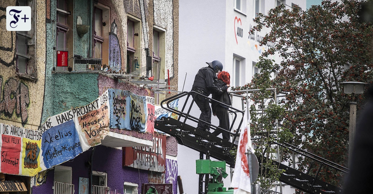 Wie Berlins Polizei das besetzte Haus Liebigstraße 34 räumt
