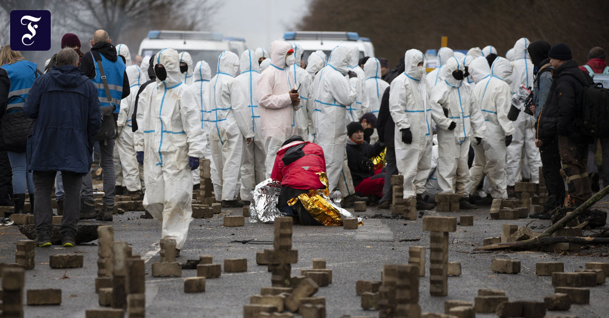 Lützerath: Aktivisten blockieren Zufahrtsstraße zu besetztem Dorf