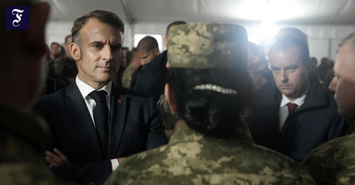 マクロン大統領、フランスでウクライナ兵士を訪問