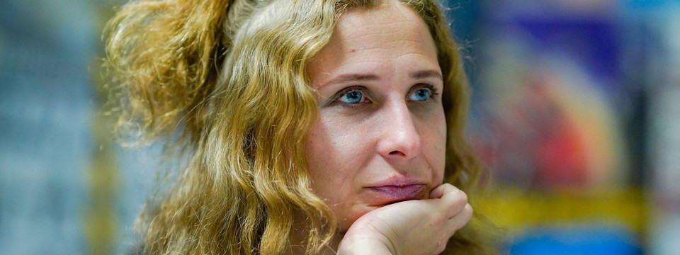 Kavkaz jinsidan kelgan keksa odam Katta eshakli qora ayollar bilan porno