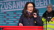 Yasmin Fahimi bei einer Kundgebung zum Weltfrauentag: Über die Einführung einer Viertagewoche müsse je nach Branche entschieden werden, sagt die DGB-Vorsitzende. Yasmin Fahimi bei einer Kundgebung zum Weltfrauentag: Über die Einführung einer Viertagewoche müsse je nach Branche entschieden werden, sagt die DGB-Vorsitzende.