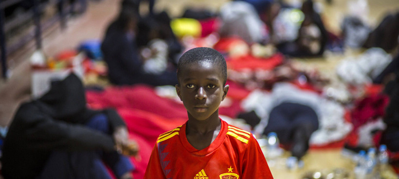 Ein Junge in einem Trikot der spanischen Fußballnationalmannschaft in einer provisorischen Flüchtlingsunterkunft