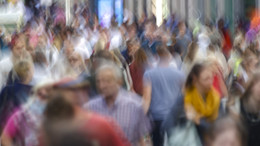 Deutsche finden sich selbst und Mitmenschen miesepetrig