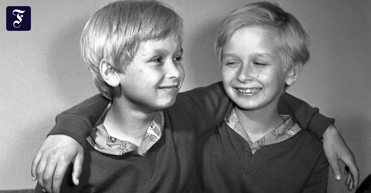 Братья богдановы 2016. Братья богдановы. Советские братья близнецы. Близнецы белоусовы. Братья богдановы в молодости.