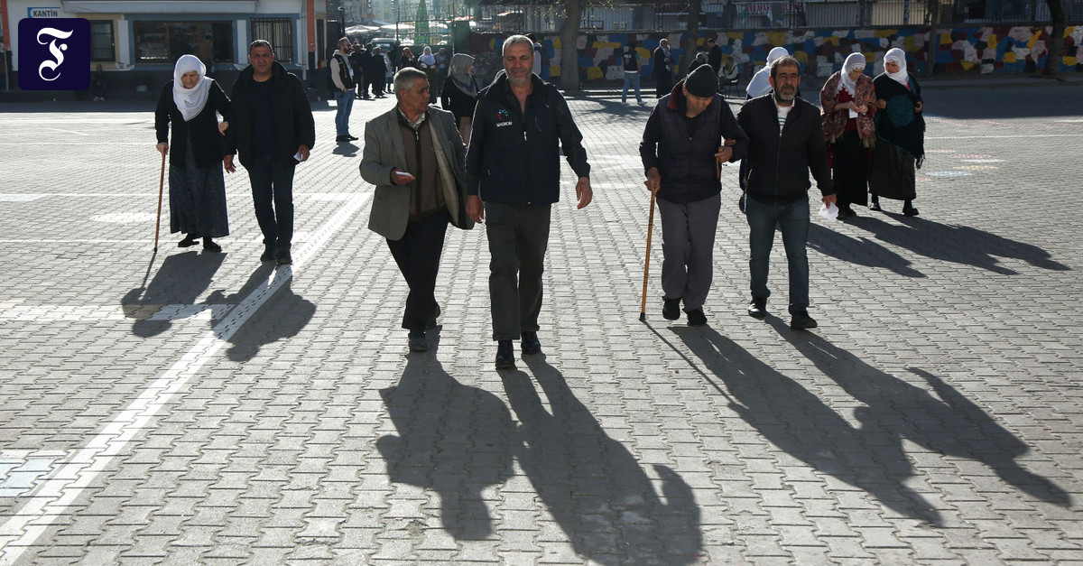 トルコの地方選挙：選挙反対派への銃撃