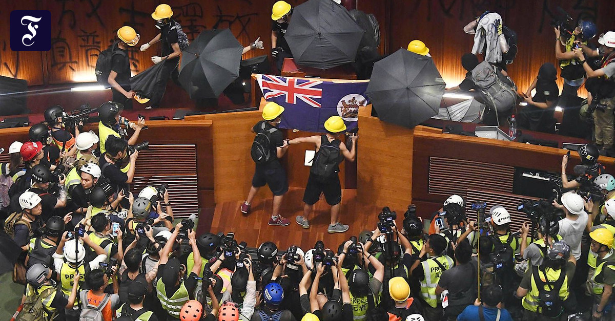 Proteste in Hongkong: Regierungschefin Lam verurteilt Gewalt