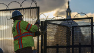 Washington am Montag: Arbeiter installieren Stacheldraht am Zaun, der das Kapitol umgibt. Washington am Montag: Arbeiter installieren Stacheldraht am Zaun, der das Kapitol umgibt.