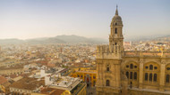 Unter einem heiteren Himmel: Blick auf die Kathedrale von Málaga.