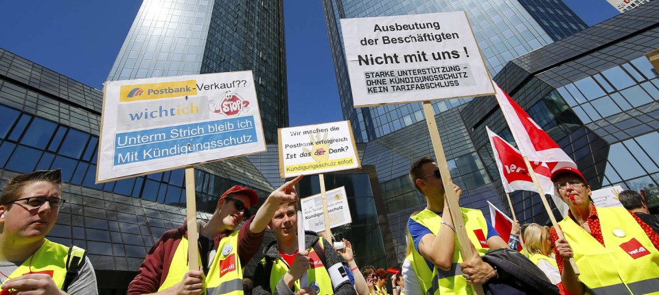 Dpostbank Mitarbeiter Demonstrieren Vor Deutscher Bank