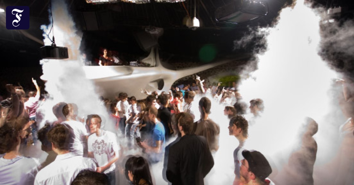 "Nacht der Clubs" Erst Schlange stehen, dann Techno tanzen Frankfurt FAZ