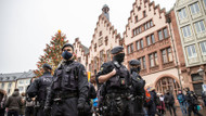 Präsenz als Prävention: Auch dank der Polizei wie hier vor dem Römer gab es keine direkten Aufeinandertreffe der wenigen trotz Verbots angereister sogenannter Querdenker mit Gegendemonstranten.