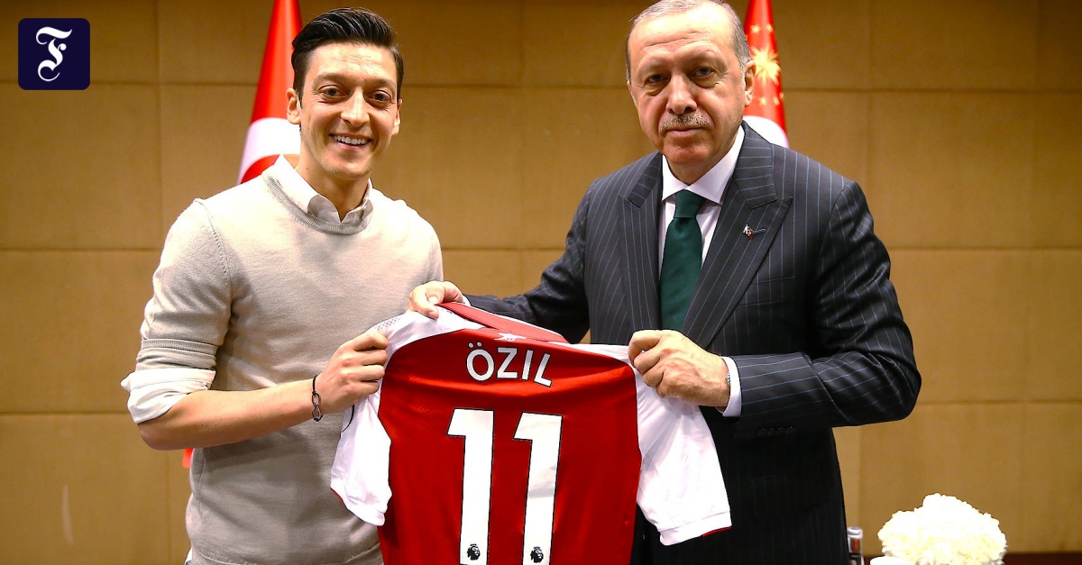 DFB-Spieler Özil und Gündogan posieren mit Erdogan