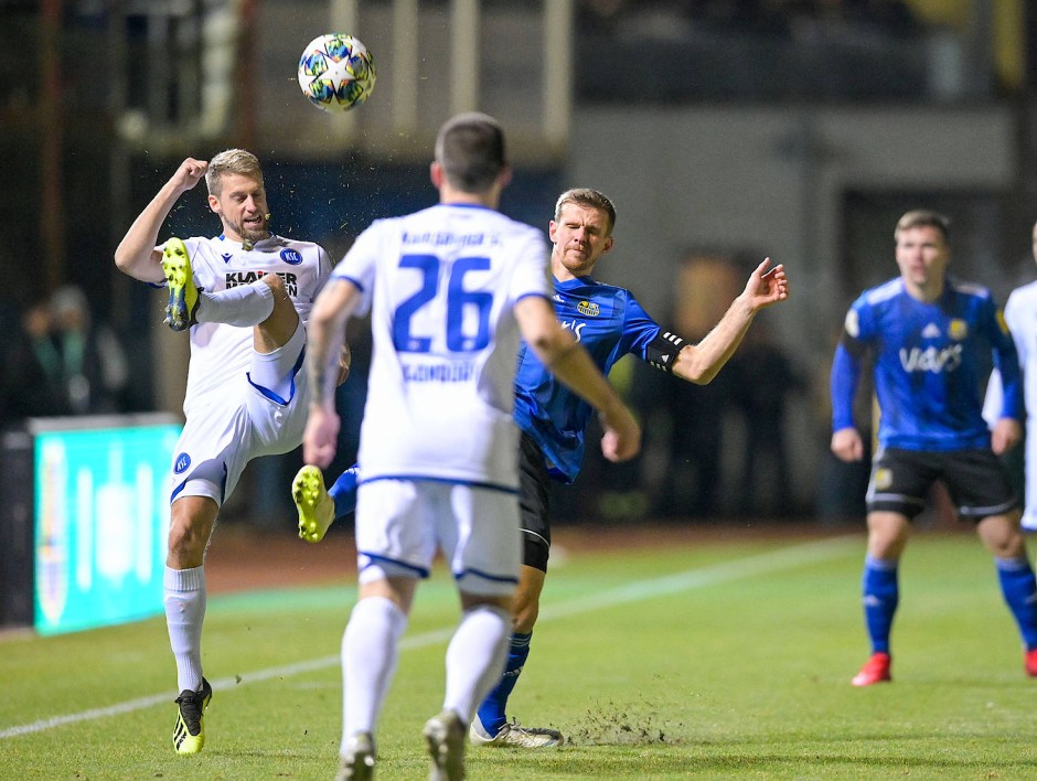 Bild zu Der Viertligaklub Saarbrücken steht nach Sieg gegen KSC im Viertelfinale Bild 1 von 1