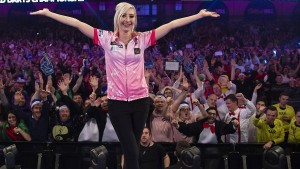 Die Queen of Darts sorgt nicht nur für Freude