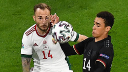 Der Junge, der den Ball streichelt