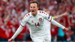 Furioses Dänemark erreicht EM-Achtelfinale