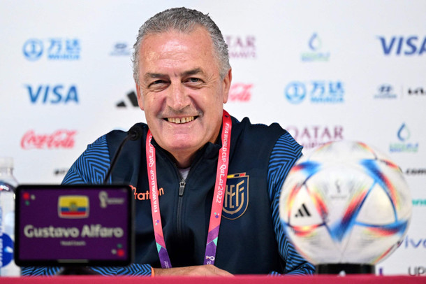 Bilderstrecke zu FußballWM in Qatar Ecuadors Gustavo Alfaro ist ein