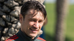 Sonnige Trainingseinheit: Bayern-Coach Niko Kovac während einer Übung in Doha, Qatar.