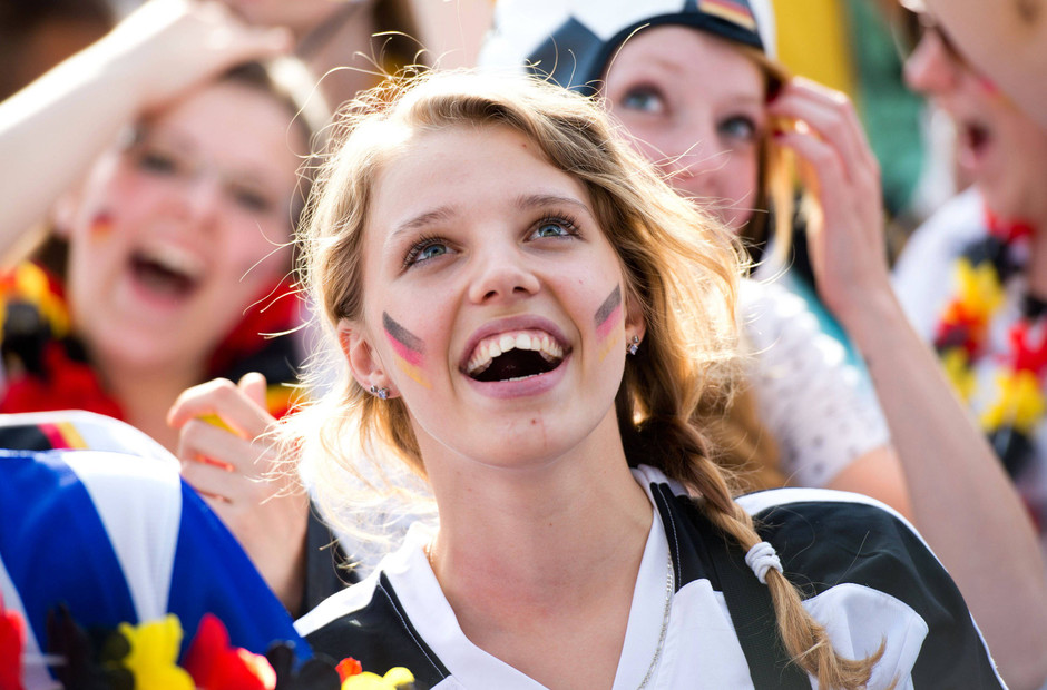 Пивной фестиваль в голландии. Мисс октоберфест. Как выглядит страна германия. Немецкий пивной фестиваль октоберфест. Шоу коллектива барабанщиков где более 50 человек выступление в париже.