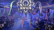 Das Set schuf die portugiesische Künstlerin Joana Vasconcelos: Die Mode von Dior-Designerin Maria Grazia Chiuri passt sich zumindest farblich an.