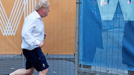 Boris rennt im Hemd: Der britische Premierminister joggt am vergangenen Sonntag  in Manchester.