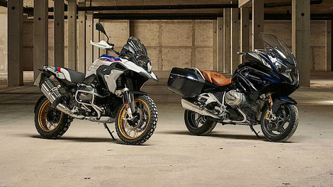 Hier wird Aufpreis fällig: BMW R 1250 GS in der „Style-Variante HP“ (links)  und der mit dem gleichen Motor ausgestattete Tourer R 1250 RT in „Blueplanet metallic“ 
