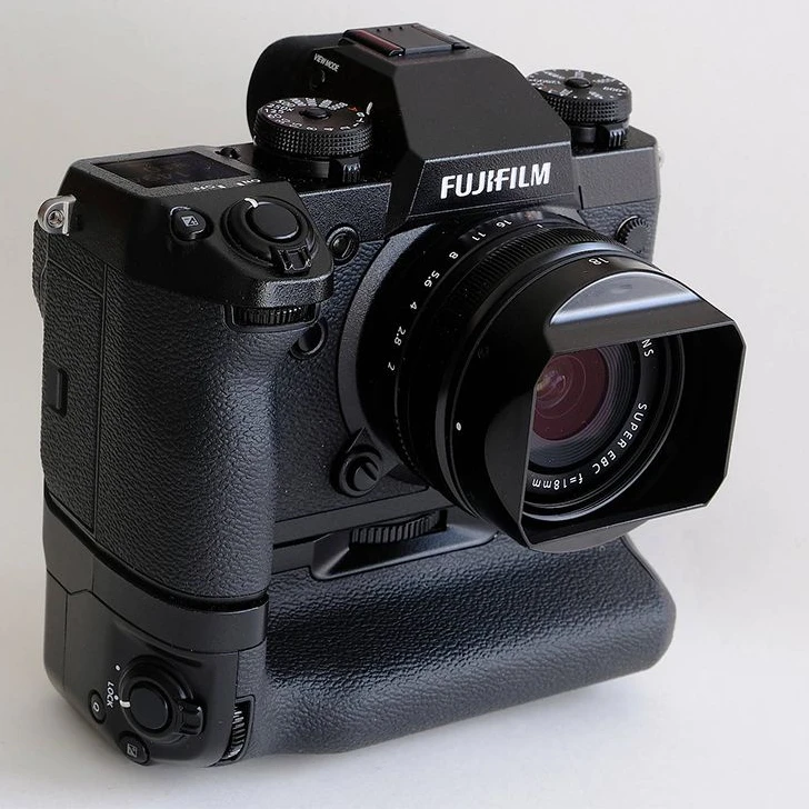 die-fujifilm-x-h1-mit-vbp-xh1. 