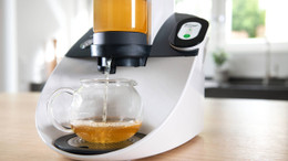 Nachdem der Tee im Temial vorbildlich zubereitet wurde, lässt er sich in die mitgelieferte Kanne abfüllen.