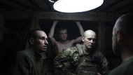 Ukrainische Soldaten in einem Bunker an der Front in der Nähe der Stadt Charkiw Ukrainische Soldaten in einem Bunker an der Front in der Nähe der Stadt Charkiw
