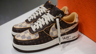 Die 200 Paare des erstmals veröffentlichten Sneakers „Air Force 1“, die Abloh für die Modemarken Nike und Louis Vuitton entwarf, hätten bei der Auktion am Mittwoch insgesamt 25,3 Millionen Dollar eingebracht, teilte das Auktionshaus Sotheby's mit.
