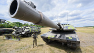 Ein "Infanterist der Zukunft" steht neben einem Kampfpanzer Panther KF51 des Rüstungskonzerns Rheinmetall bei einer Führung durch das Rheinmetall-Werk Unterlüß