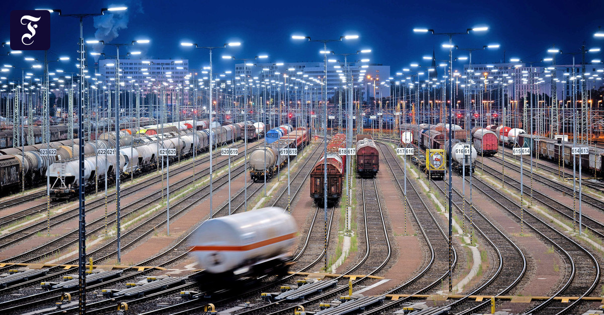 DB Cargo ist zentral für Deutschlands Verteidigung, doch steckt tief in ...