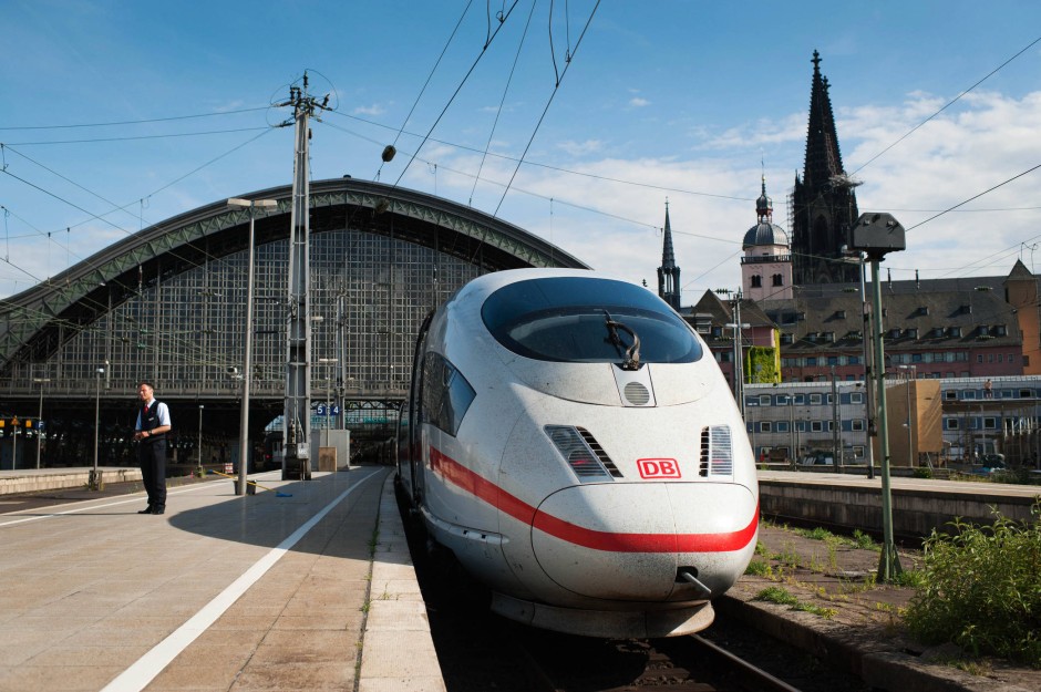 Bild zu 10 Jahre ICEStrecke KölnFrankfurt Was 300 Stundenkilometer kosten Bild 1 von 1 FAZ Bild zu 10 Jahre ICEStrecke KölnFrankfurt Was 300 Stundenkilometer kosten Bild 1 von 1 FAZ