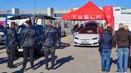 Besucher auf dem Tesla-Gelände in Grünheide Besucher auf dem Tesla-Gelände in Grünheide