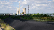 Steinkohle lagert im Kohlehafen neben dem Kohlekraftwerk Mehrum im Landkreis Peine