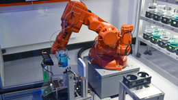 Die Automatisierung schreitet in bestimmten Berufen besonders schnell voran. Hier ein Roboterarm aus einer vollautomatisierten Modellfabrik an der Uni Kassel.