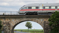 Über Straße und auch dem Luftverkehr: Die Bahn will mit neuen Verbindungen attraktiver werden.