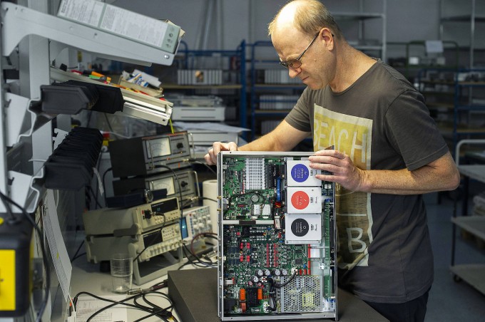 „Handmade in Germany“ ist kein leerer Satz: Die gesamte Produktion von Burmester-Anlagen erfolgt in Handarbeit. „Handmade in Germany“ ist kein leerer Satz: Die gesamte Produktion von Burmester-Anlagen erfolgt in Handarbeit.