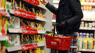 Ein Kunde steht in Köln in einem Rewe-Supermarkt an einem Regal. Ein Kunde steht in Köln in einem Rewe-Supermarkt an einem Regal.