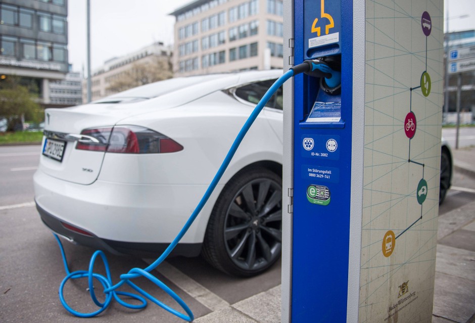 Bild zu: Stromnetz und Ladestationen: Würden massenhaft E-Autos Deutschland überfordern? - Bild ...
