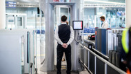 Jetzt kontrollieren sie wieder: Sicherheitspersonal am Düsseldorfer Flughafen Jetzt kontrollieren sie wieder: Sicherheitspersonal am Düsseldorfer Flughafen