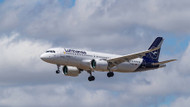 Ein Flugzeug der Lufthansa des Typs Airbus A320neo mit ausgeklappten Fahrwerk im Landeanflug. Ein Flugzeug der Lufthansa des Typs Airbus A320neo mit ausgeklappten Fahrwerk im Landeanflug.