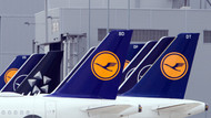 Lufthansa-Maschinen am Rand des Rollfeldes Lufthansa-Maschinen am Rand des Rollfeldes
