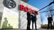 EU-Kommissar Thierry Breton und Sachsens Ministerpräsident Michael Kretschmer vor der Halbleiterfabrik von Bosch in Dresden. EU-Kommissar Thierry Breton und Sachsens Ministerpräsident Michael Kretschmer vor der Halbleiterfabrik von Bosch in Dresden.