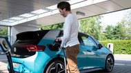 Einmal voll-laden bitte: Ein VW ID.3 an einem Ladepunkt in Sachsen